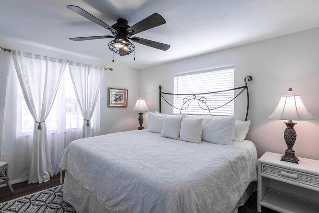 Your Tranquil Escape Is Found Directly On The Beach At The Serenity Beach Condo. Siesta Key Bagian luar foto